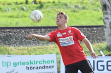 Grieskirchen-Abwehrspieler Fabian Greifeneder und sein Team stehen derzeit an der Tabellenspitze der Faustball Bundesliga der Männer. (Foto: Johanna Schlosser)