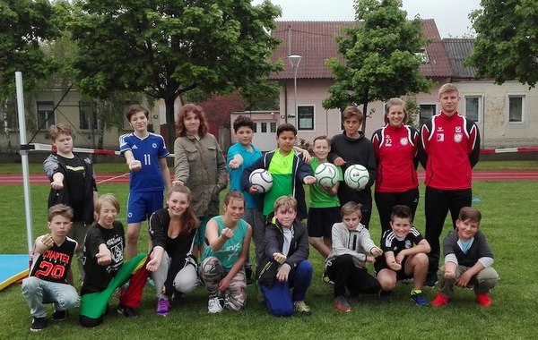 Die Schülerinnen und Schüler der Volksschule Neuhofen/Krems beim Faustball-Schnuppertraining