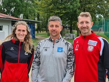 Männer-Teamchef Siegfried Simon (rechts) und Verbandstrainerin Katharina Lackinger statteten Blau-Weiß Linz-Trainer Gerald Scheiblehner einen Besuch ab. (Foto: ÖFBB)